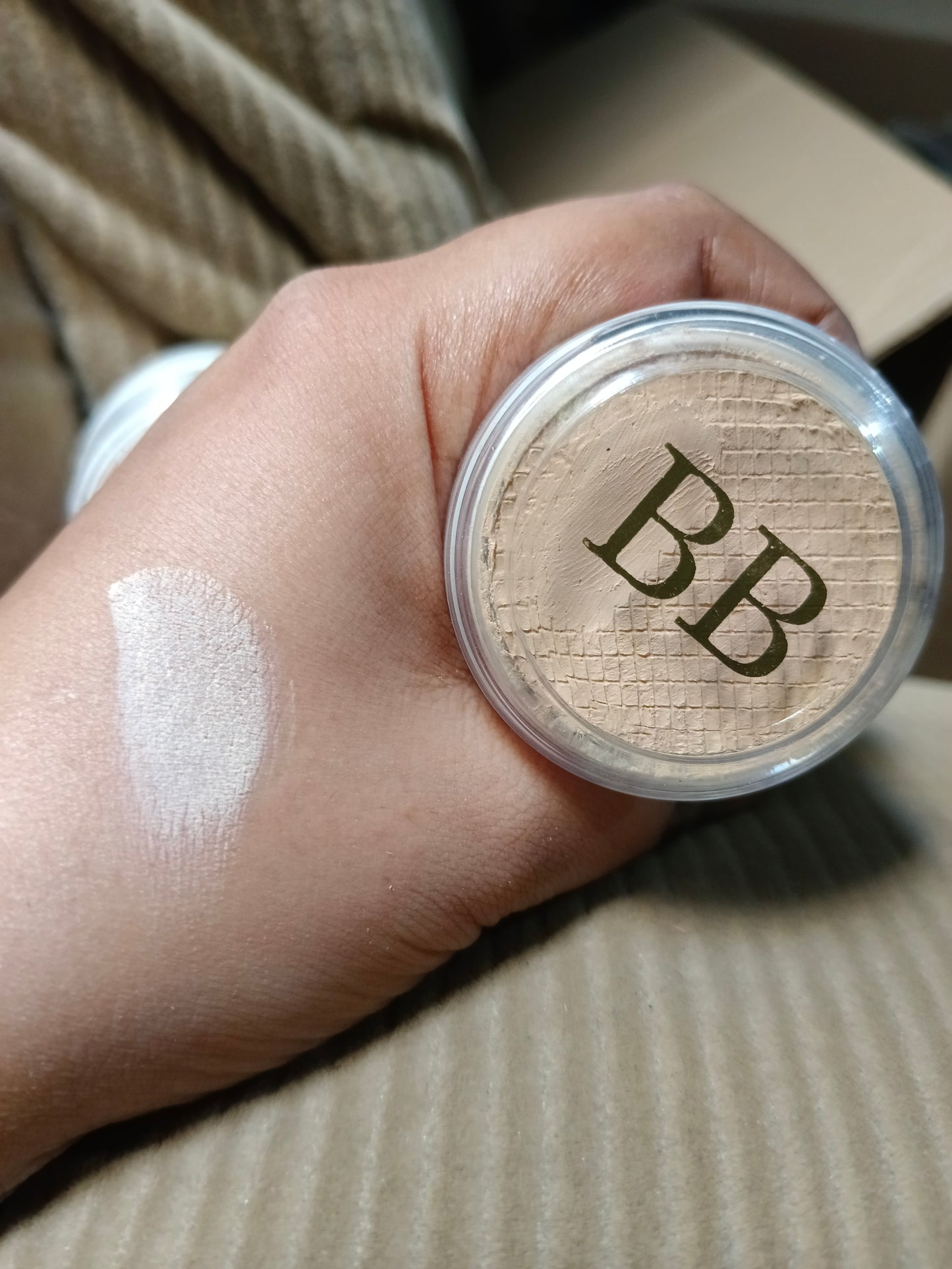 Indian Perlite Base F1 ā Lightweight, Long Lasting & Smooth Makeup Foundation